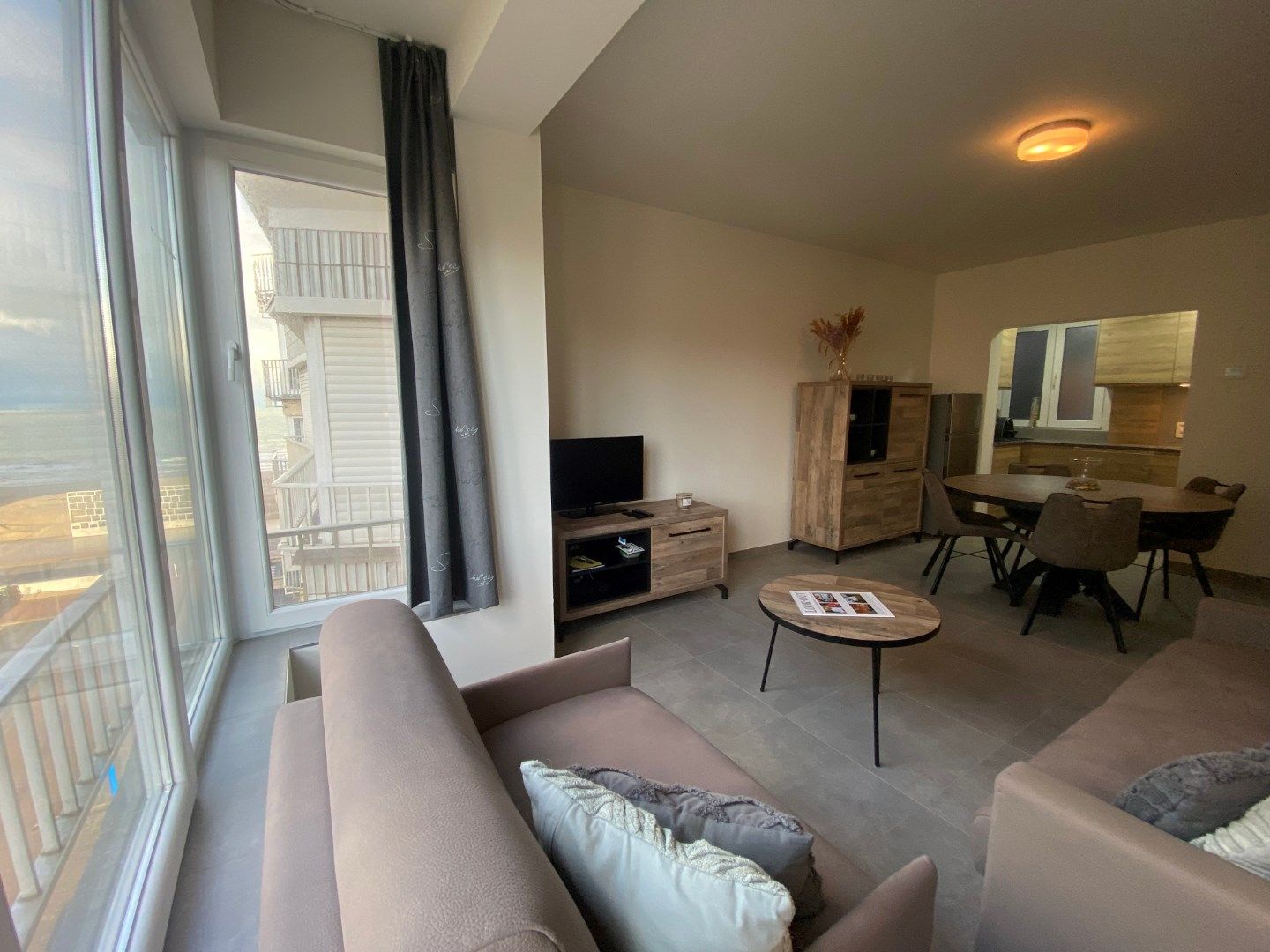 Volledig vernieuwd appartement met zijdelings zeezicht en 2 slaapkamers – private garage foto 4