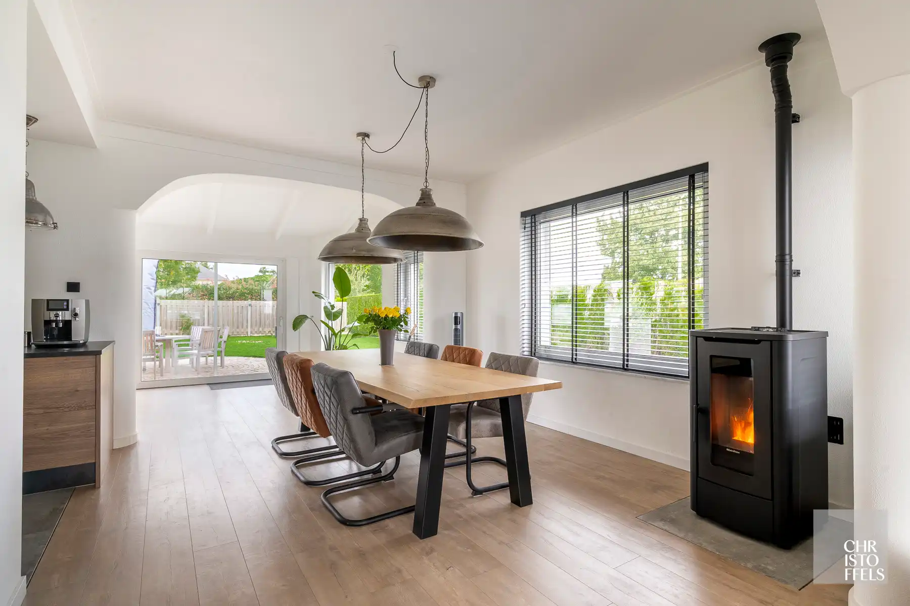 Uitzonderlijk ruime (440m²!) en volledig gerenoveerde woning met commerciële topligging en tal van mogelijkheden in Lanaken! foto 4