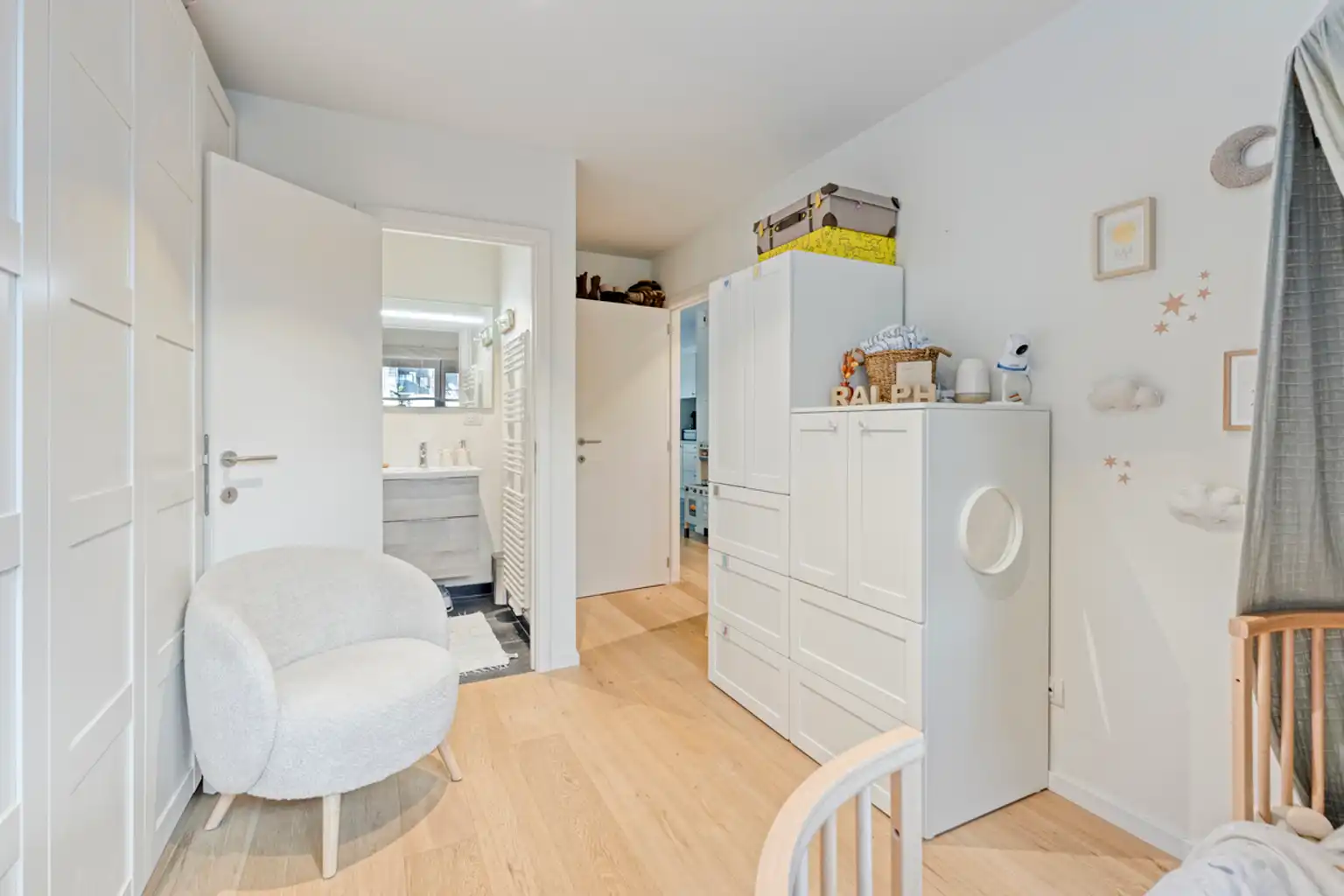 Instapklaar 2-slaapkamerappartement met tuin en garage foto 10