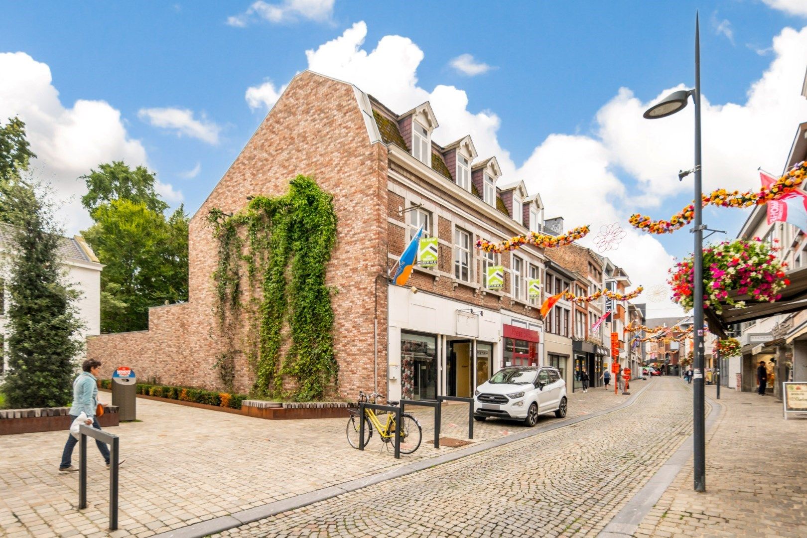 Authentiek gebouw met instapklare handelsruimte en te renoveren verdiepingen foto 1