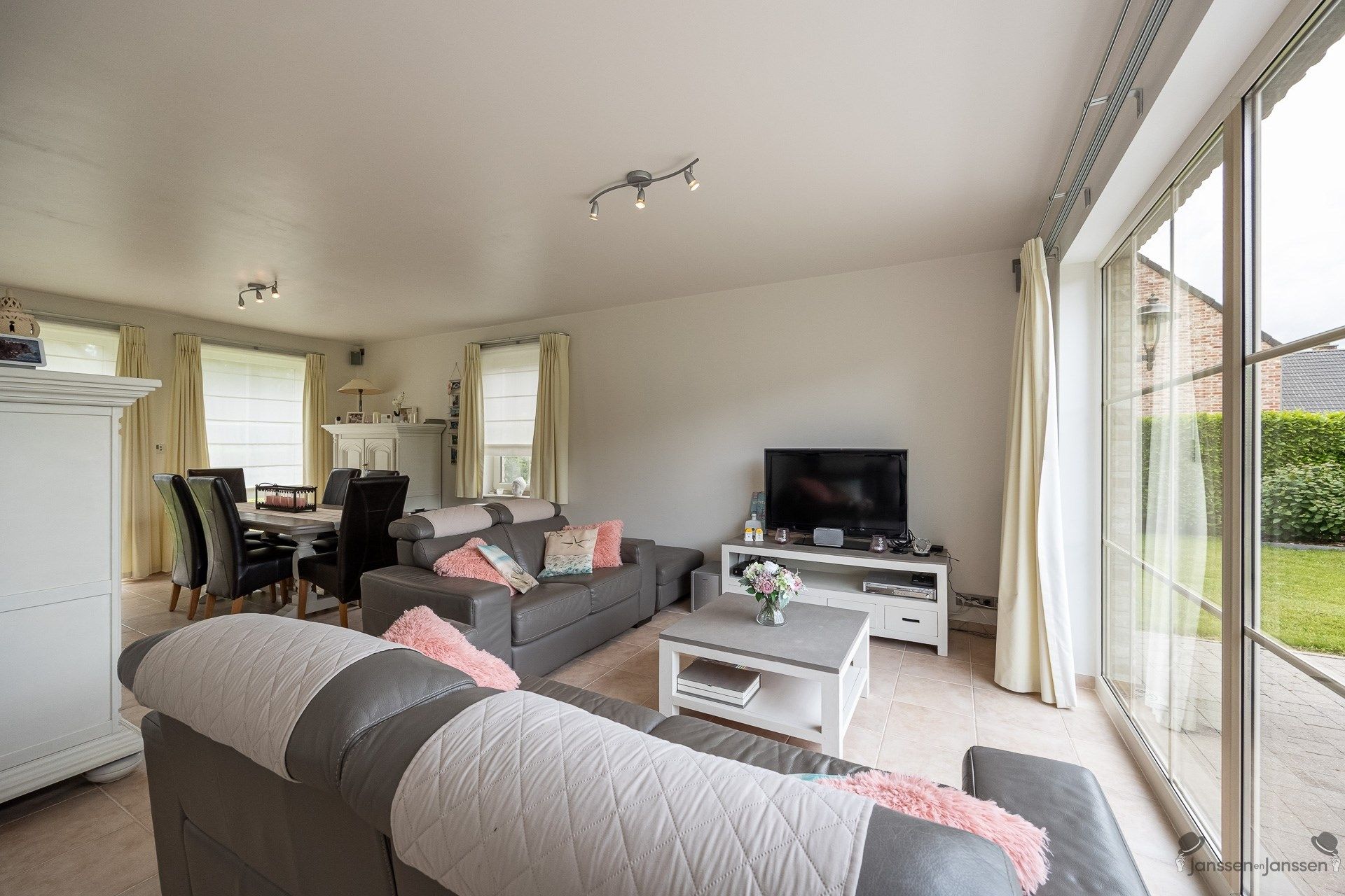 Instapklare woning met vier slaapkamers op een ruim perceel van 659m². foto 8