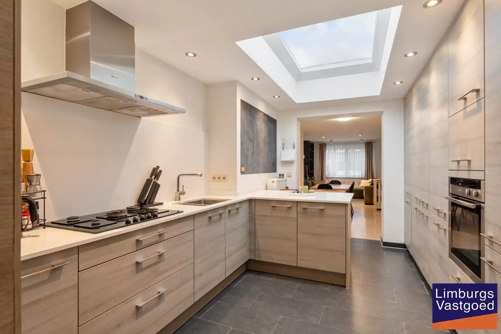 Stadswoning met 4 slpk, zuidgerichte tuin en garage, nabij kleine ring, station en Vredespark foto 7