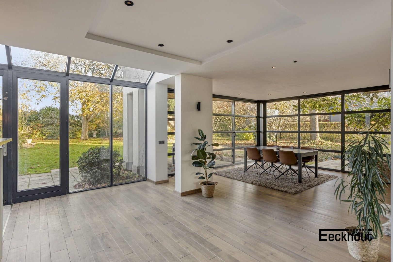 Ruime halfopen woning met prachtige aangelegde tuin en carport voor 2 wagens! foto 2