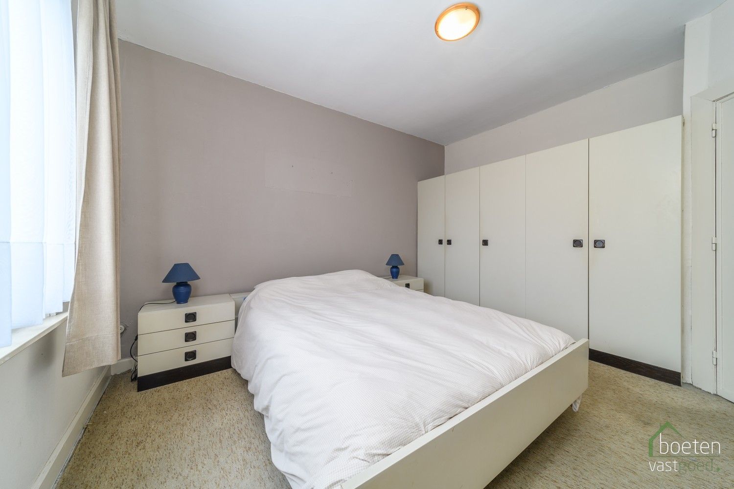 VEURNE: Heel degelijk woonhuis, met zeker enkele nodige werken maar anderzijds ook met leefbaar comfort, 4 slpks, zonnig terras en dubbele garage. foto 14