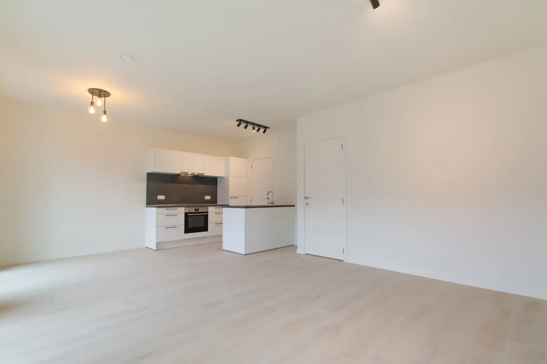 Lichtrijk nieuwbouwappartement met 2 slaapkamers en terras foto 3