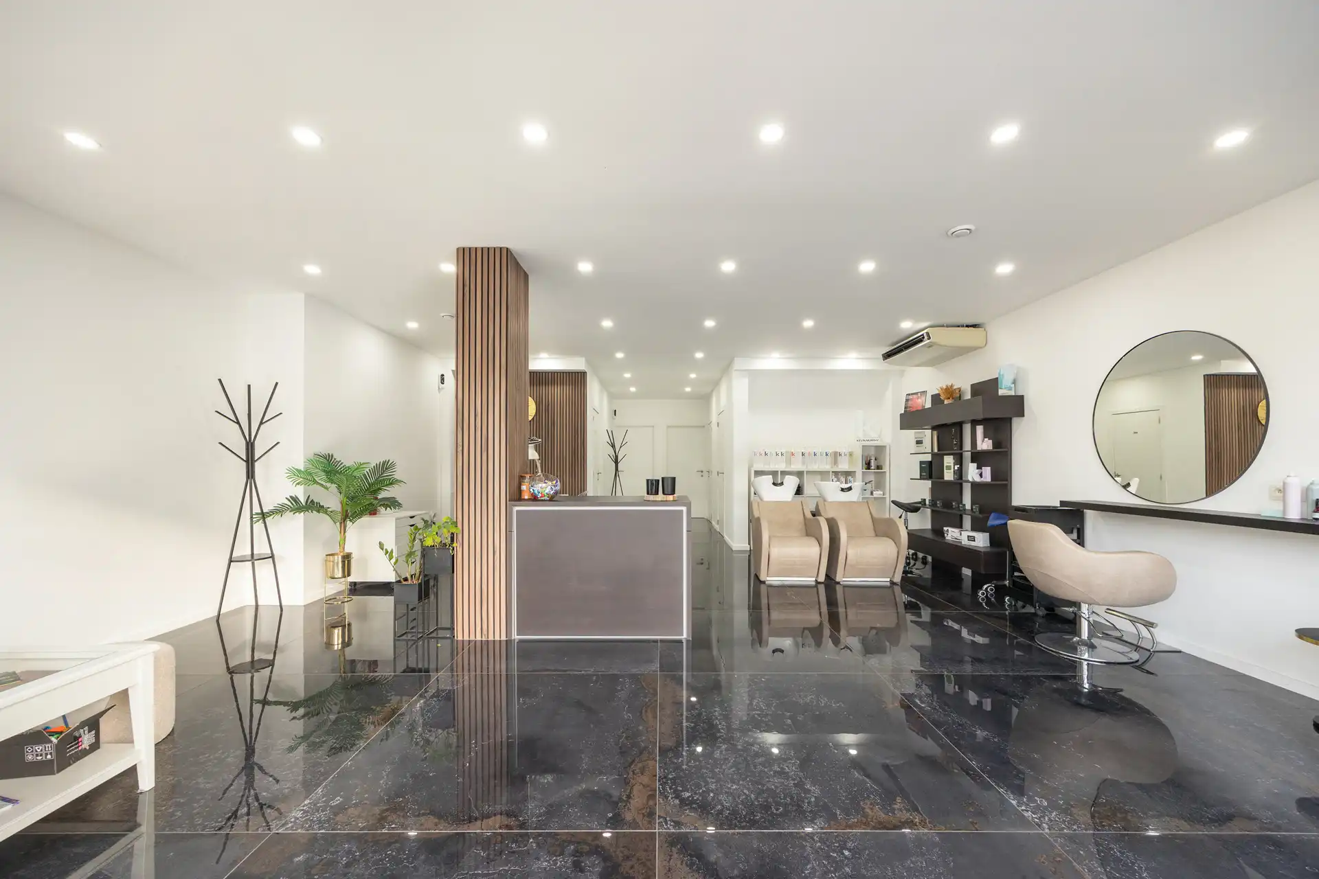 Volledig gerenoveerd beautysalon/kapsalon met 2 parkings foto 2