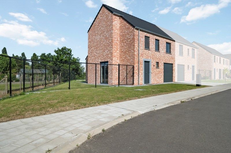 Half-open instapklare woning met 3 slaapkamers foto {{pictureIndex}}
