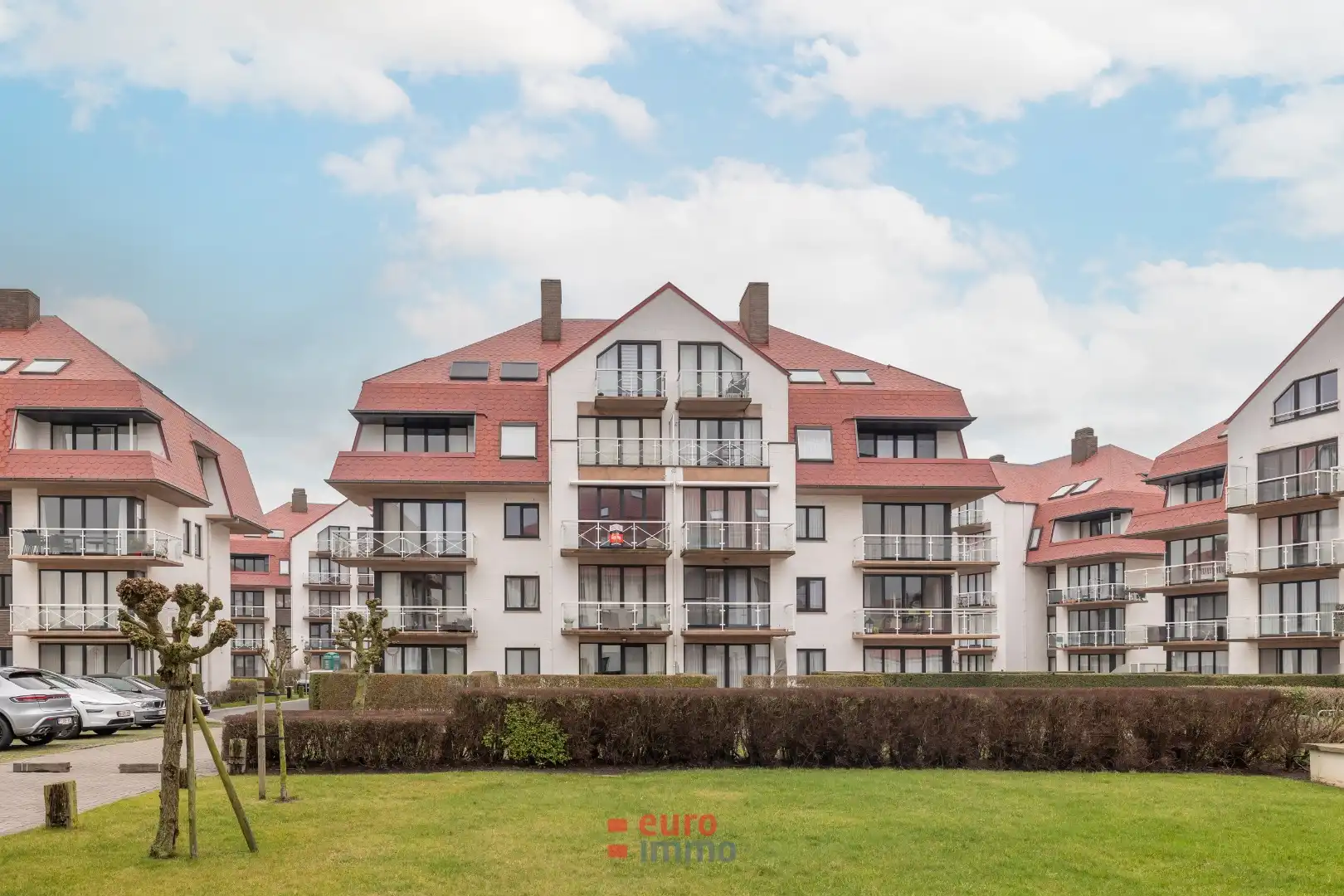 Zuidgericht appartement met terras in groen en autoluw domein nabij zee foto {{pictureIndex}}