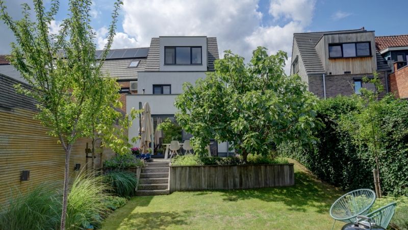 Recente moderne woning van 196m² op 4 are 42 ca foto {{pictureIndex}}