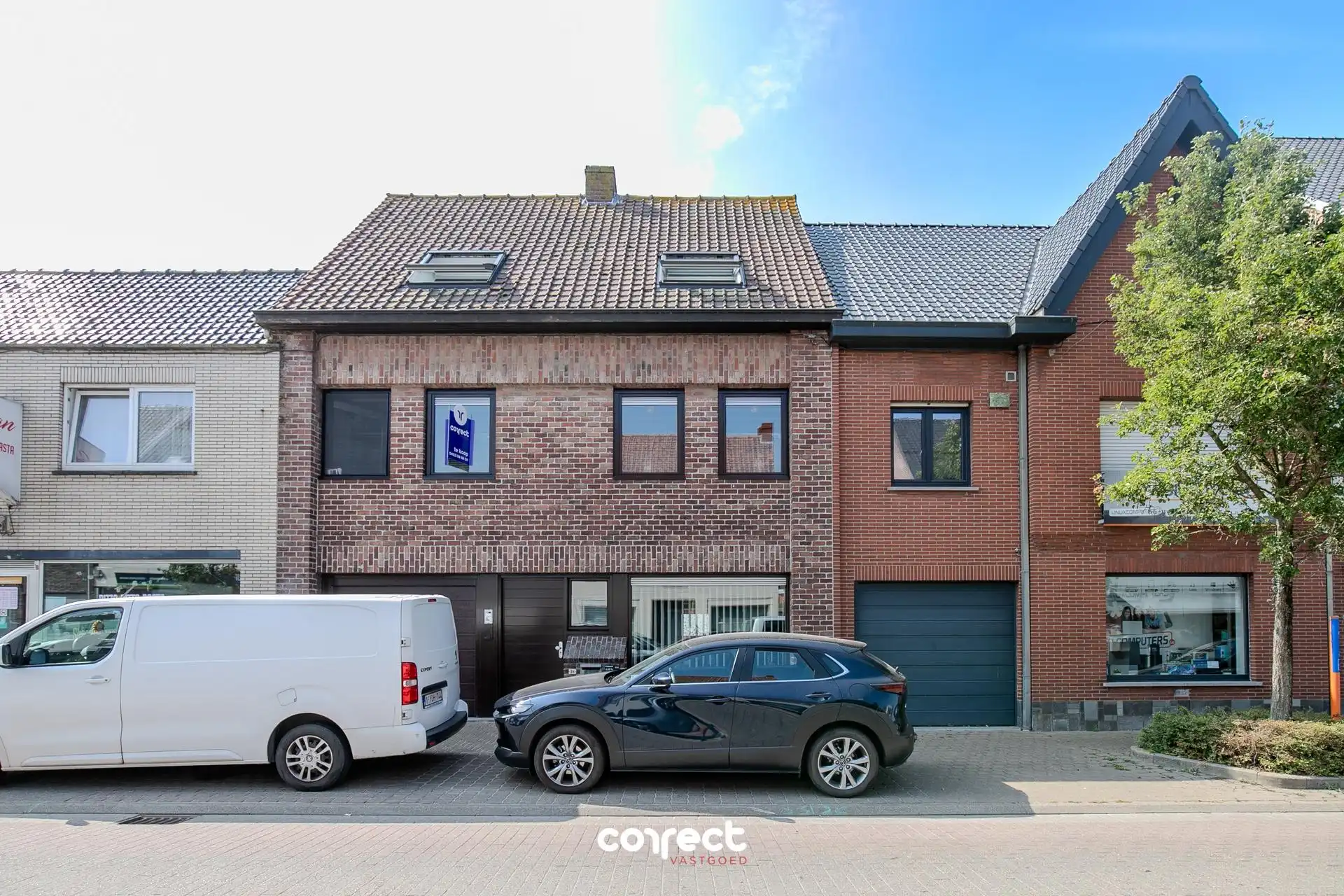 Ruime rijwoning met 4 slaapkamers, polyvalente ruimte, garage en zonnig terras. foto {{pictureIndex}}