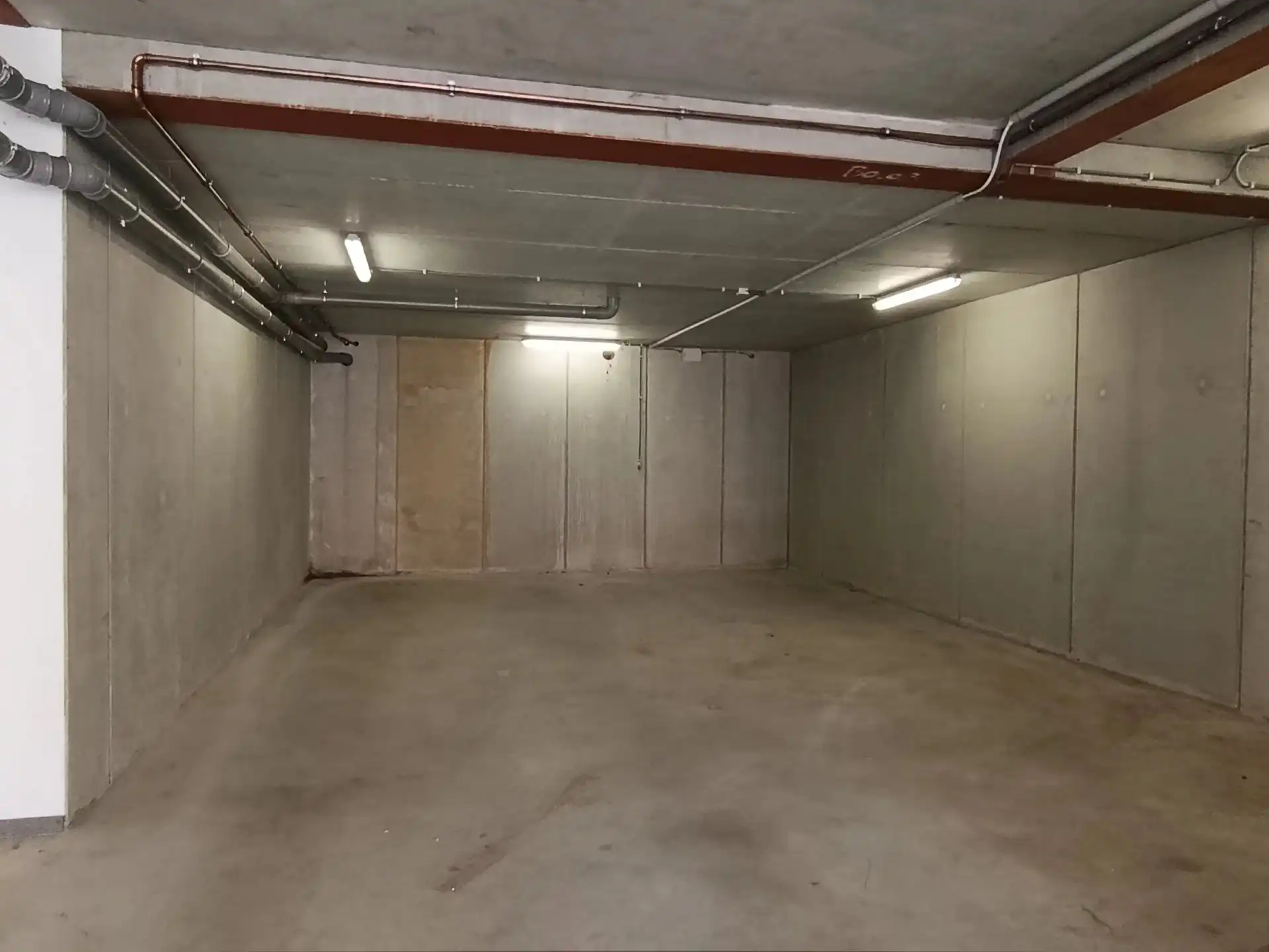 Ruime garage of stockageruimte foto 3