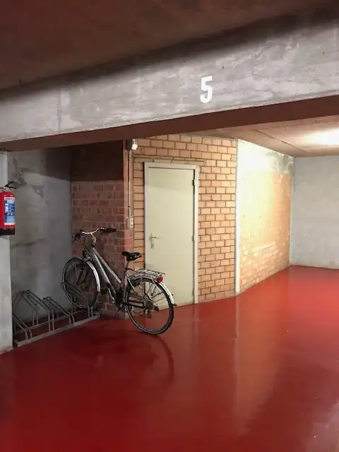 Parkeerplaats met ruime berging te koop in Het Zoute foto 4