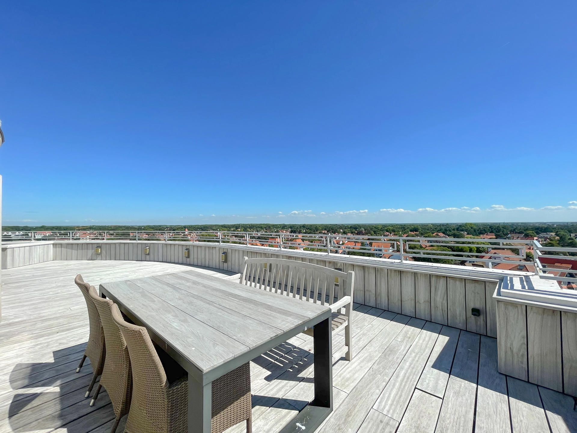 Unieke penthouse met ZONNIG TERRAS en zijdelings ZEEZICHT... foto 7