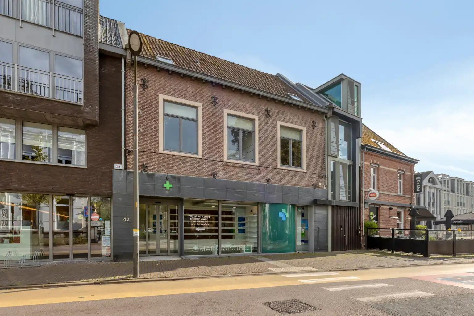 Handelspand met ruime woonst en garage in het centrum foto {{pictureIndex}}