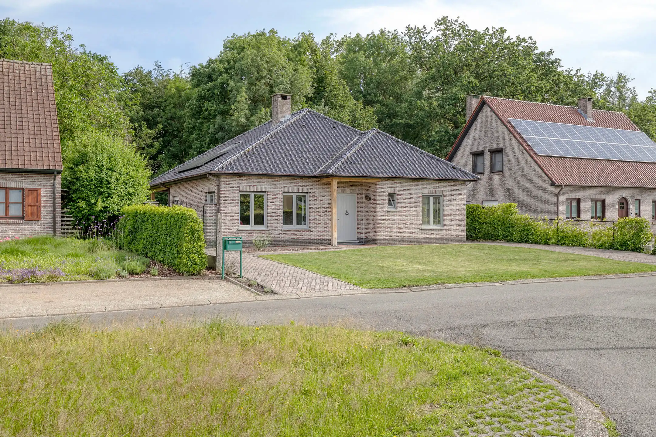 Verzorgd en vrijstaand villaatje met 3 slpks op zonnig perceel van 720m² foto {{pictureIndex}}