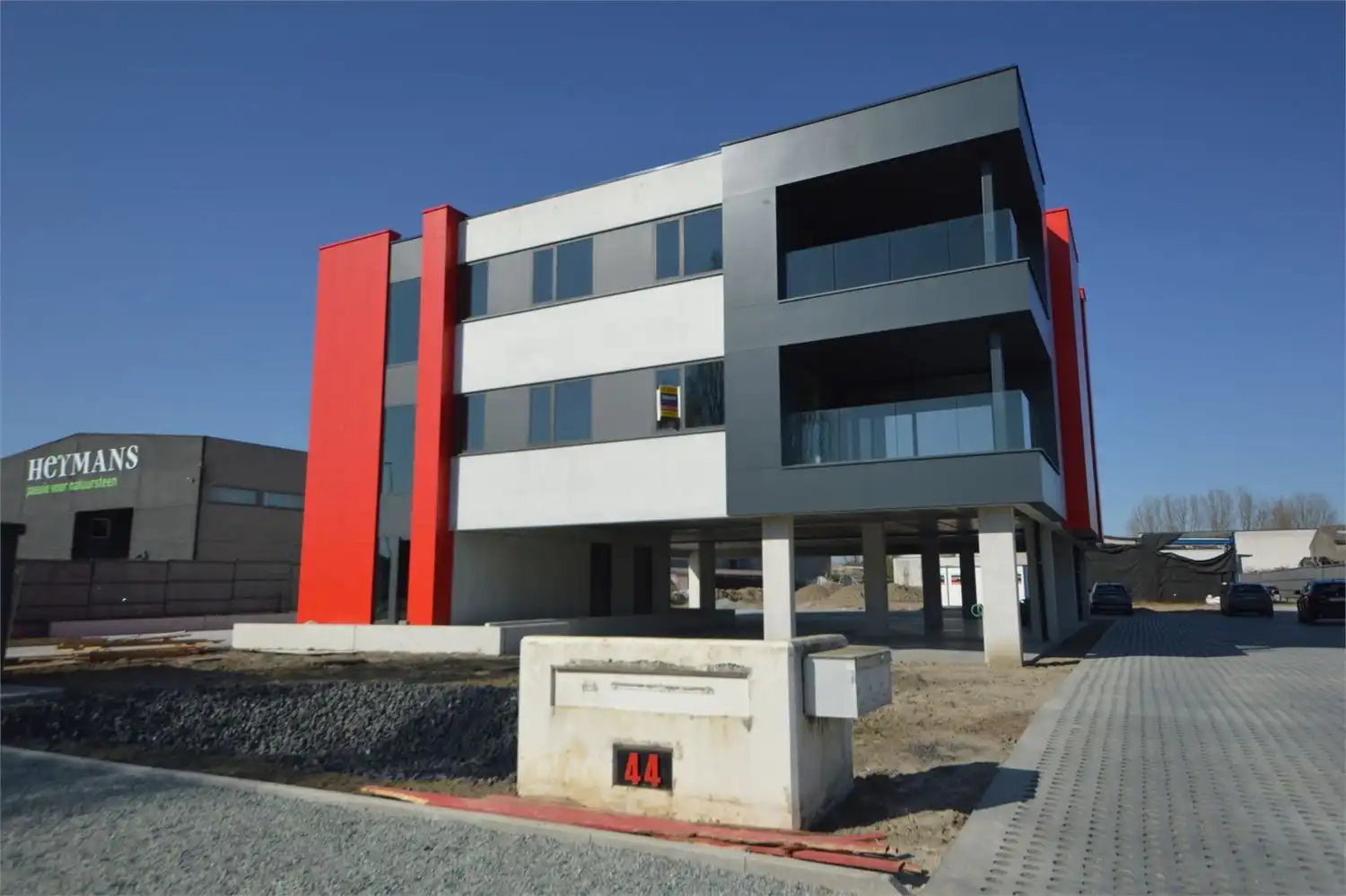 NIEUWBOUWKANTOREN MET PARKING NABIJ E40 foto 32