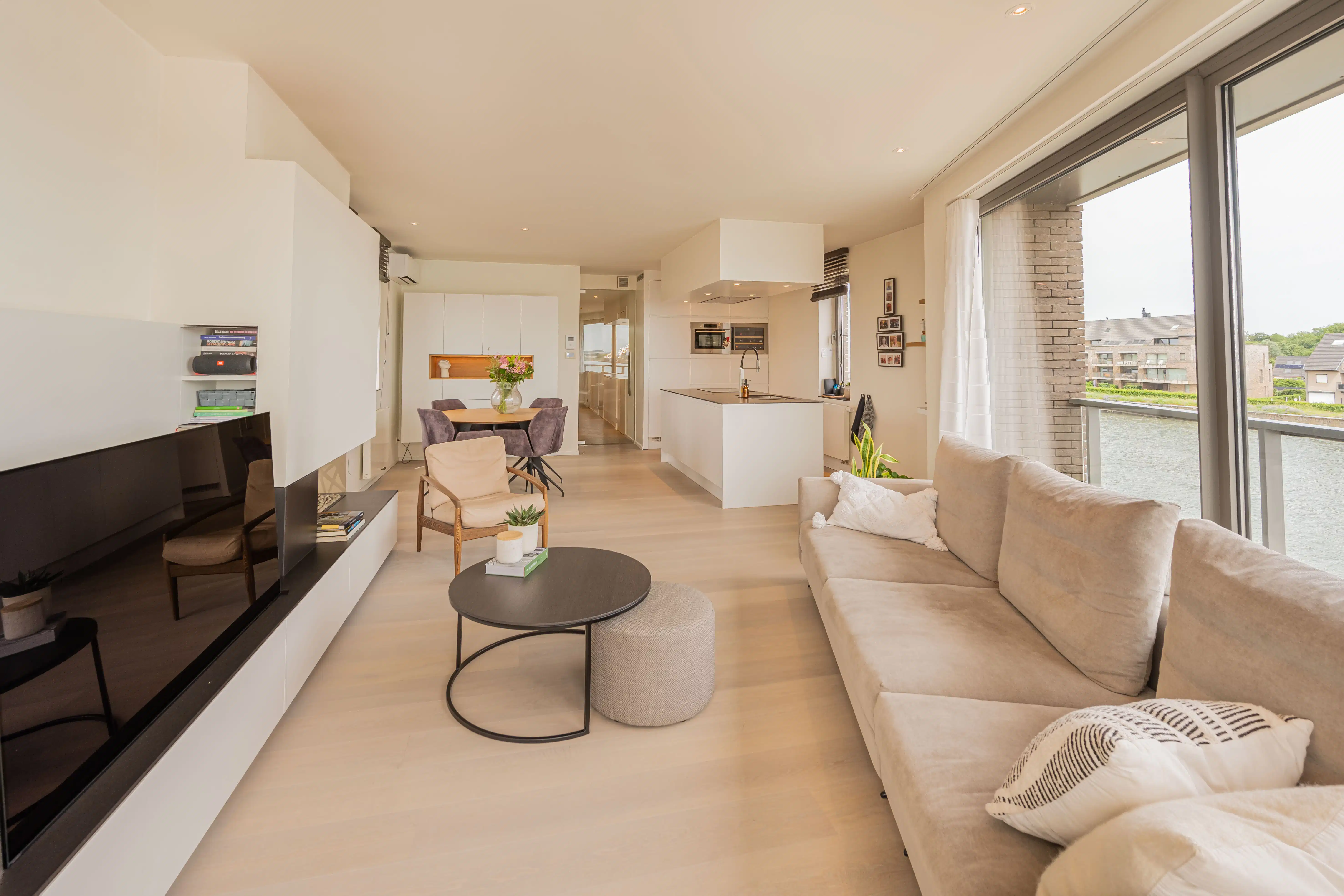 High-end penthouse met zicht op het water foto 5