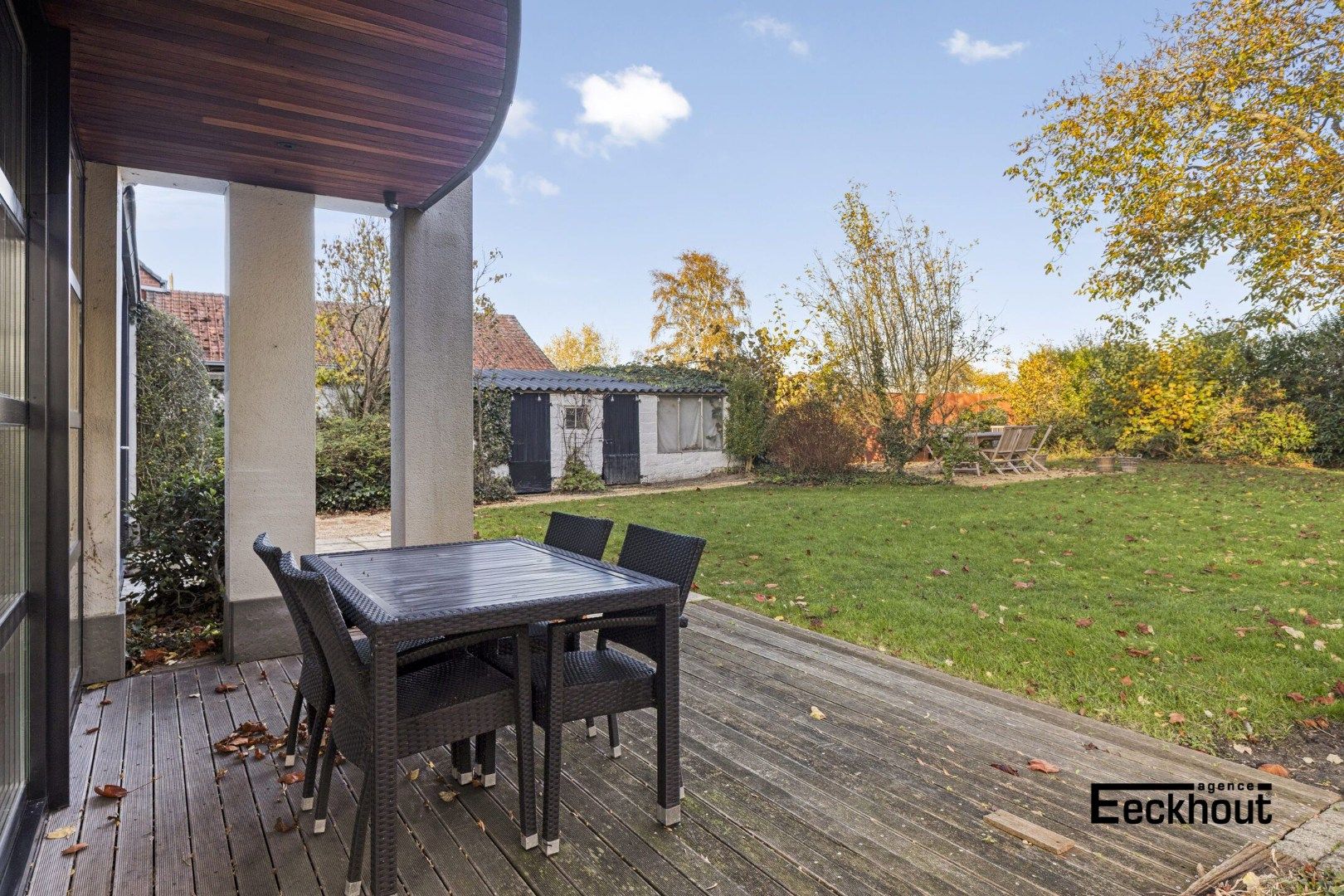 Ruime halfopen woning met prachtige aangelegde tuin en carport voor 2 wagens! foto 14