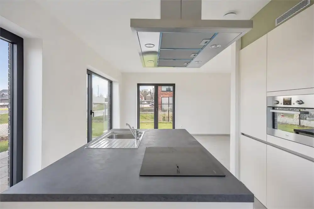 Ruimte, licht en een eigen stukje groen in hartje Heers foto 7