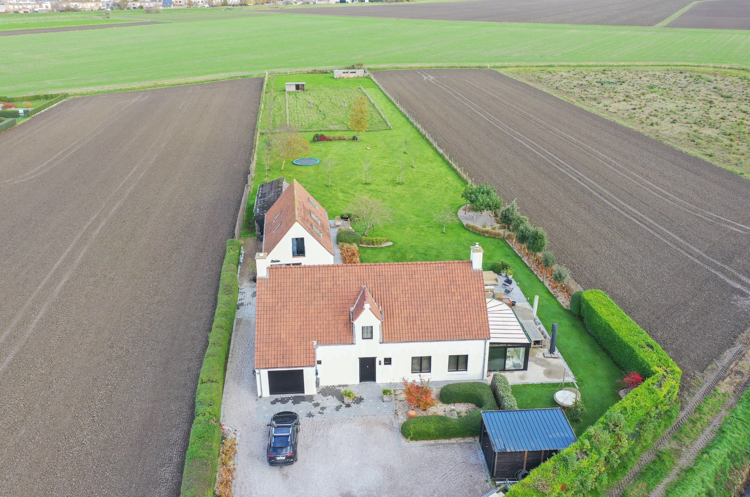 Uitzonderlijke en gerenoveerde eigendom ( 5.510 m² grond ) vlakbij het centrum van Knokke-Heist en toch genietend van een uitzonderlijk open zicht over de Knoks foto 3