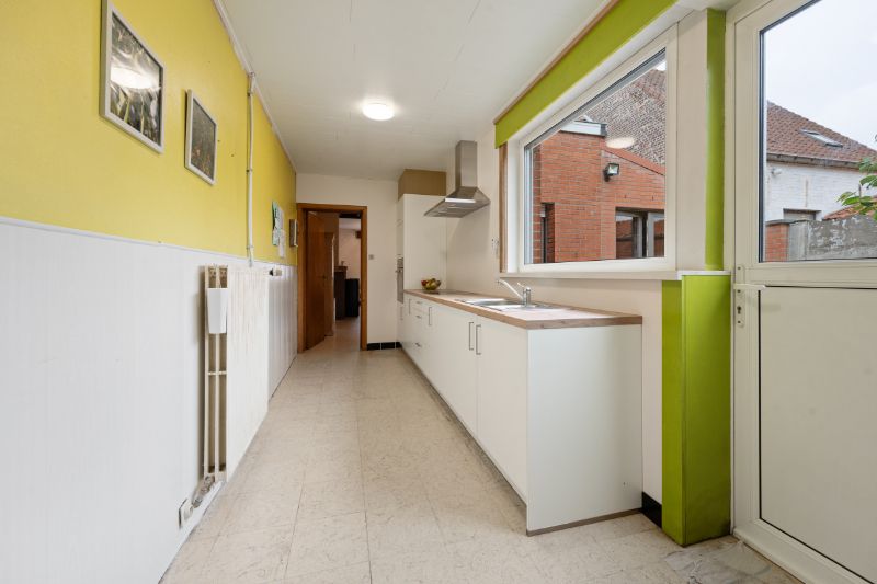 Roeselare-Beveren. Uiterst charmante woning met 2-3 slaapkamer en ruime garage op een boogscheut van alles. Gezellig tuintje met terrassen. foto 8
