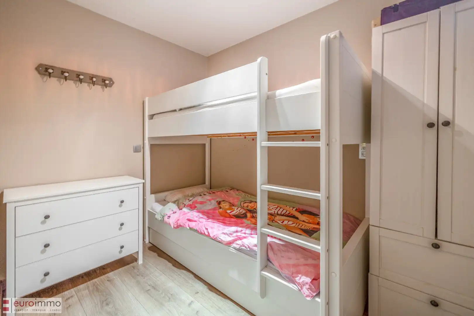 Rustig, vlakbij de winkel/wandelstraat gelegen appartement met 2 slaapkamers én slaaphoek. foto 6