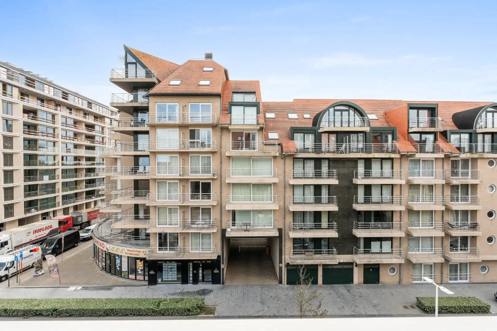 Modern gemeubeld 2 slaapkamerappartement met garage TE KOOP foto 13