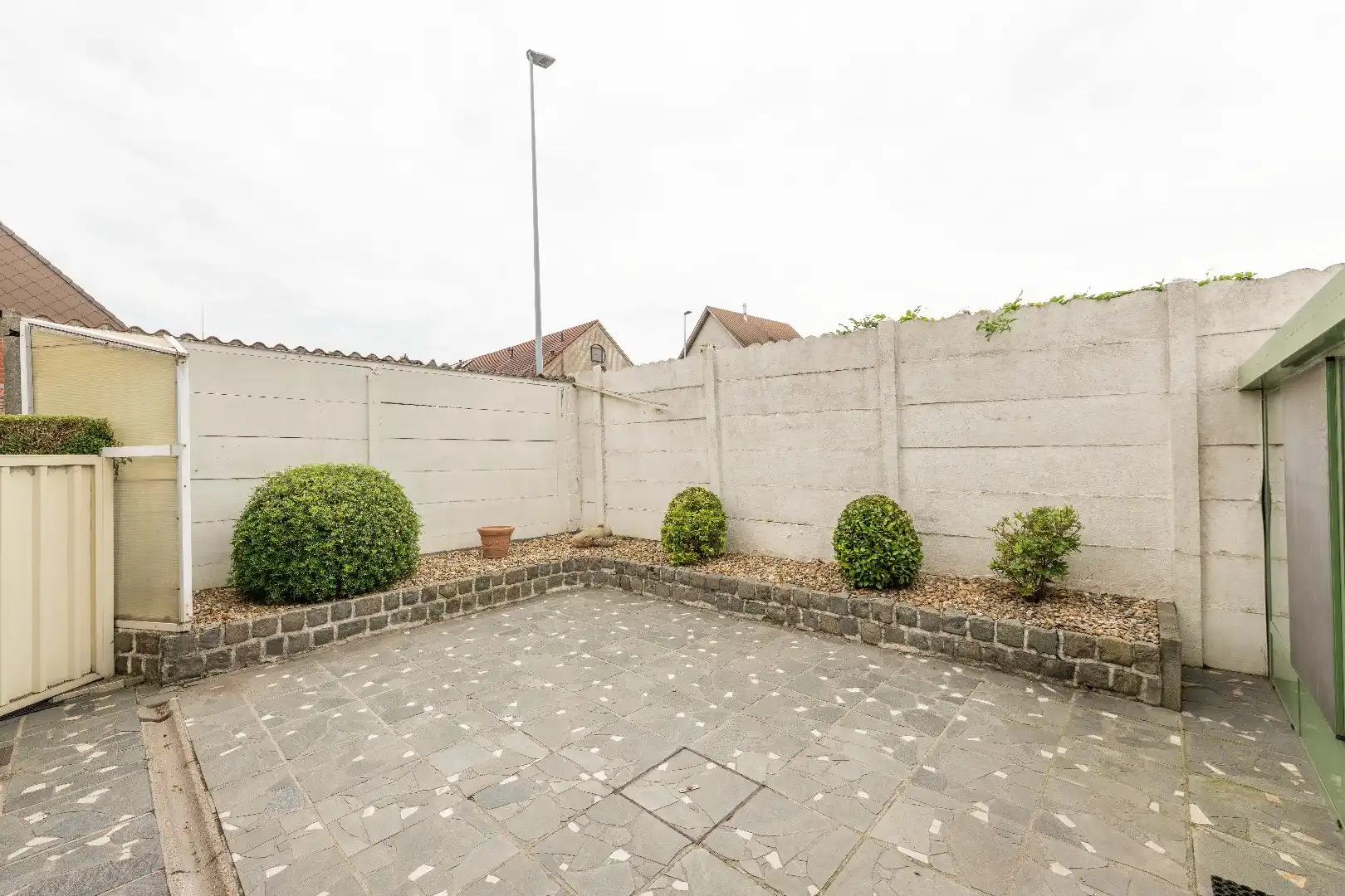 VERRASSEND RUIME WONING VLAKBIJ CENTRUM PITTEM foto 10