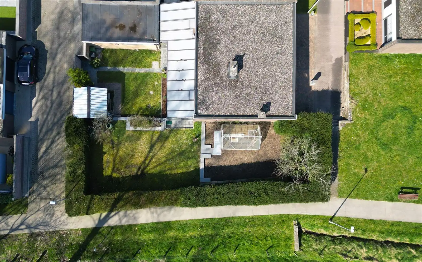 Halfopen bungalow met zonnige ruime tuin foto 2