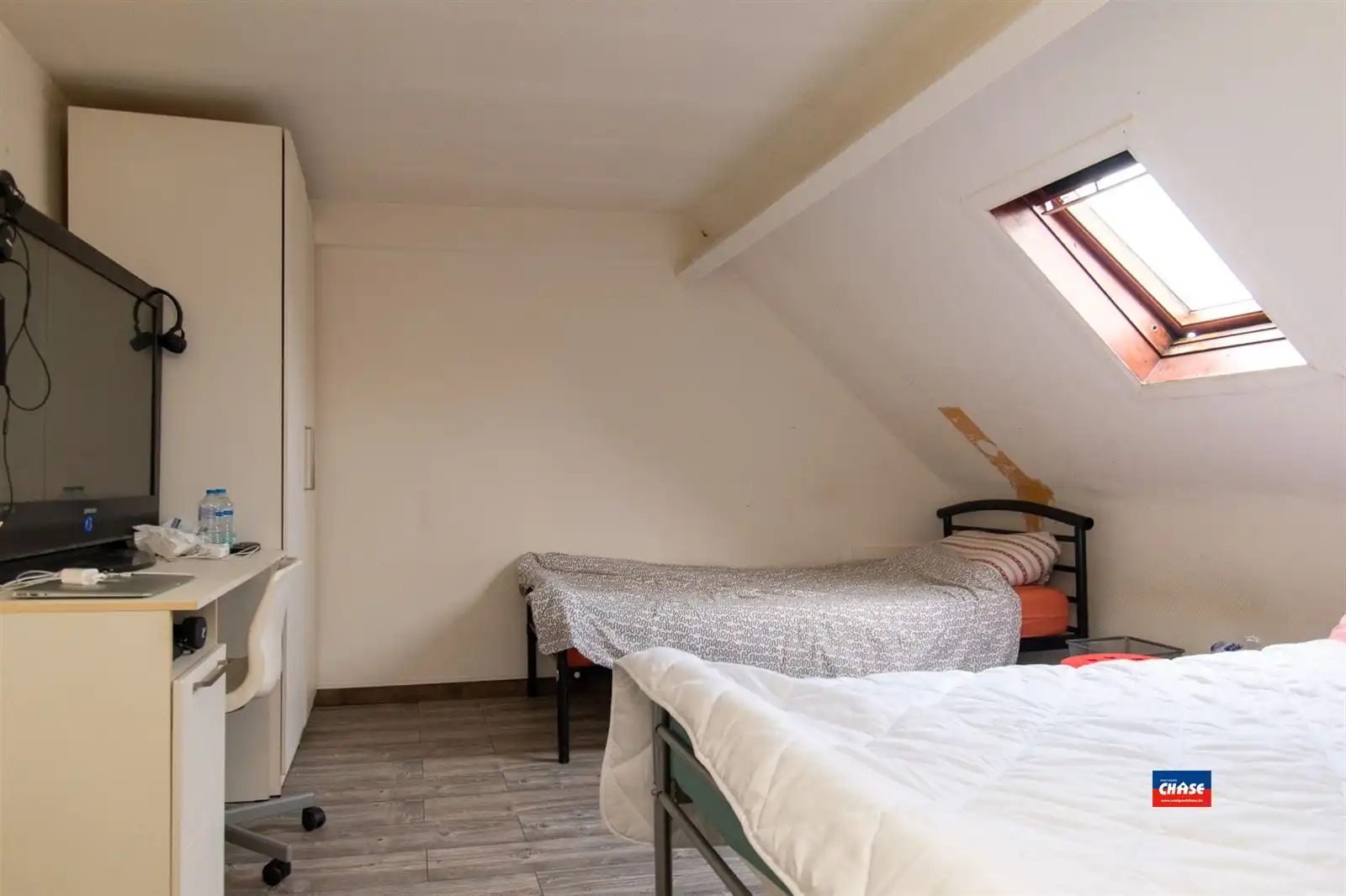 Woonhuis met tien slaapkamers en hangaar foto 16