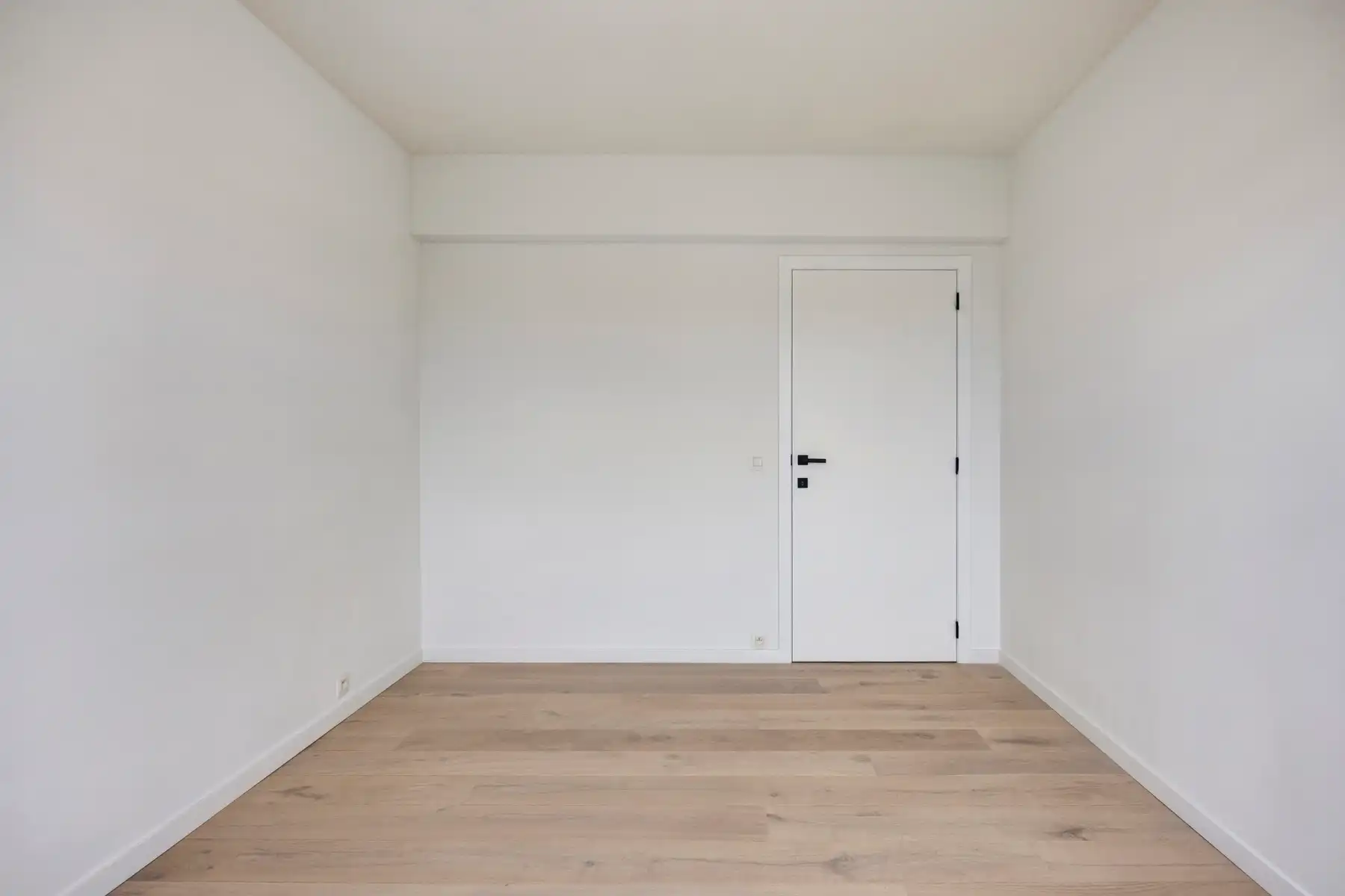 Luxueus gerenoveerd appartement met twee kamers en garage foto 14