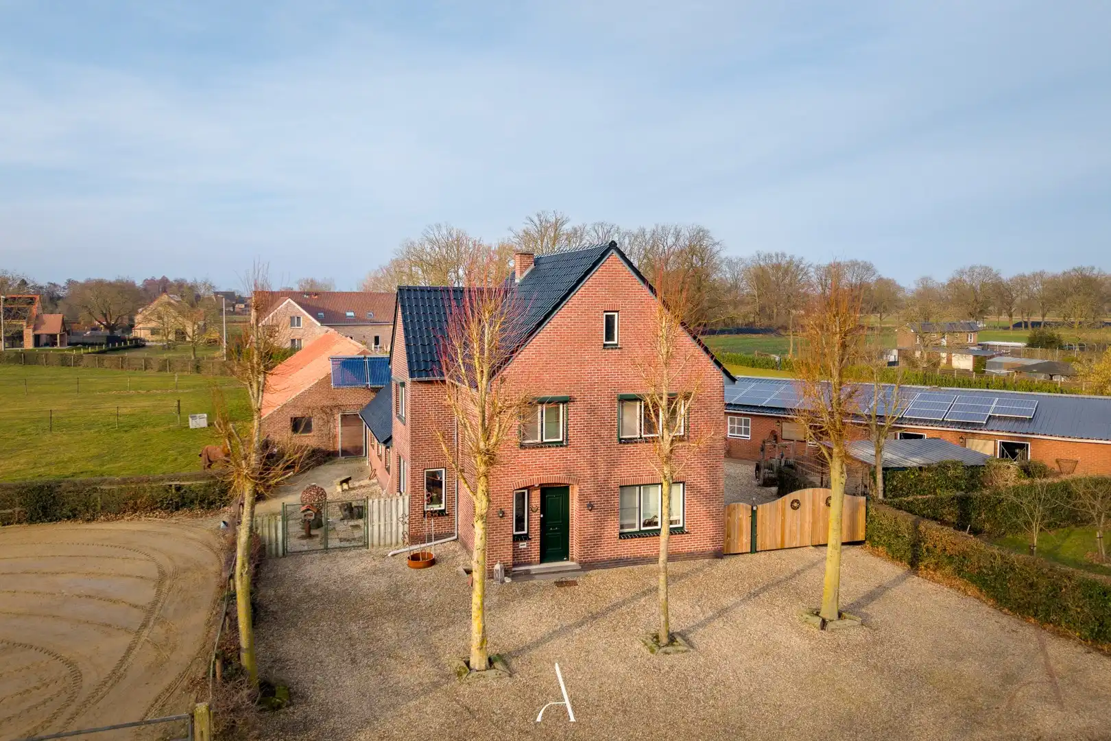 Landelijk wonen met volwaardige paardenaccommodatie op 7.929 m² in Tongerlo (Bree) foto {{pictureIndex}}