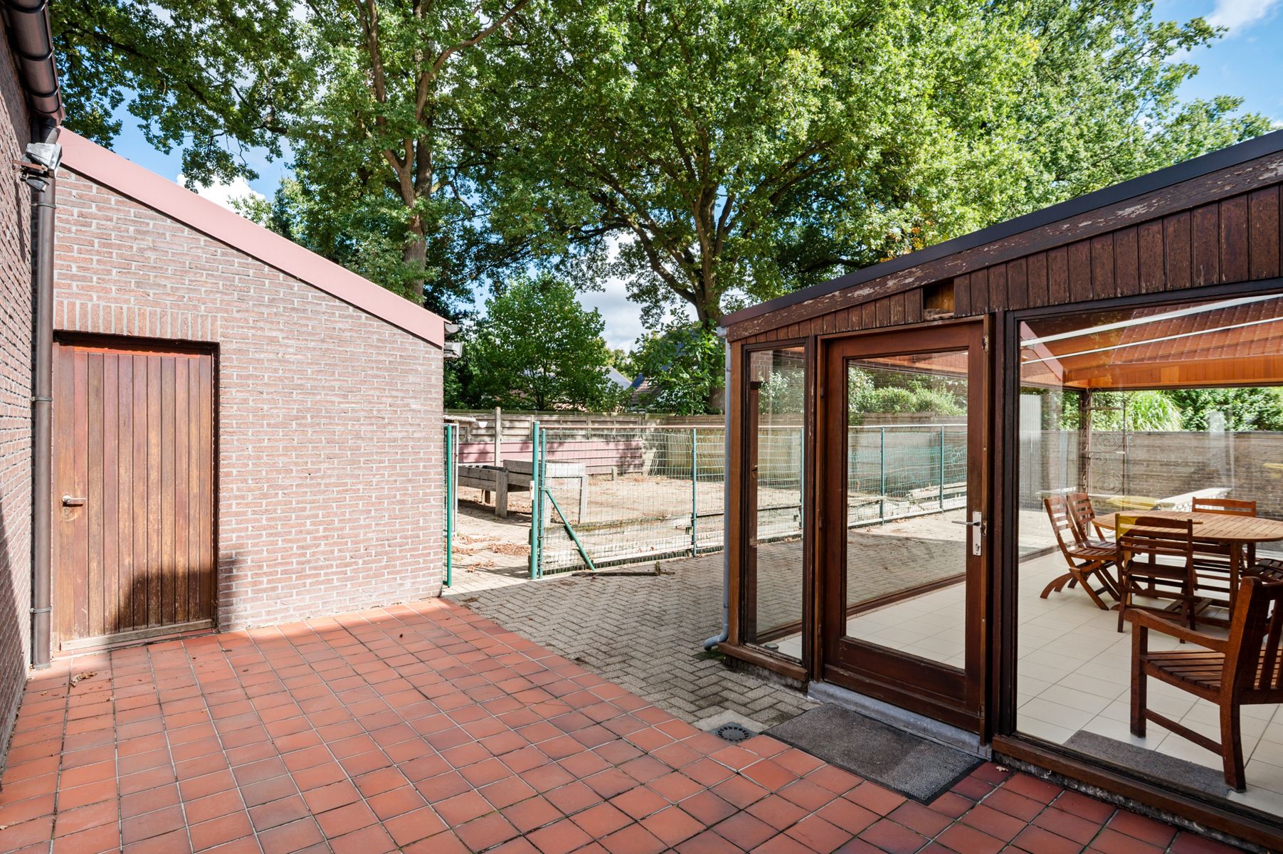 Ruime gezinswoning met bijgebouw en tuin op 694m2 grond foto 23