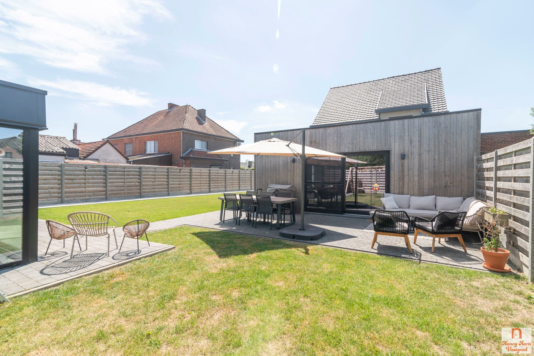 Volledig gerenoveerde woning met bijbouw en grote tuin foto 3