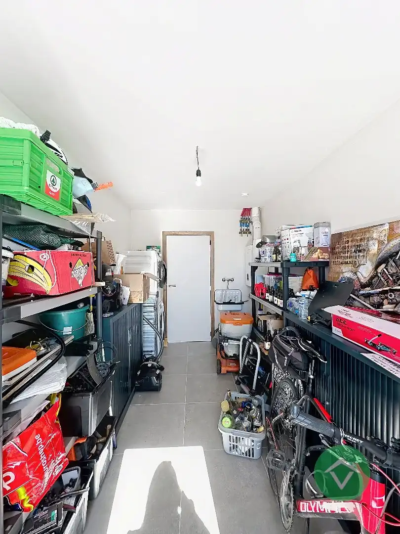 Moderne nieuwbouw tussenwoning met drie slaapkamers en garage in Moere foto 8