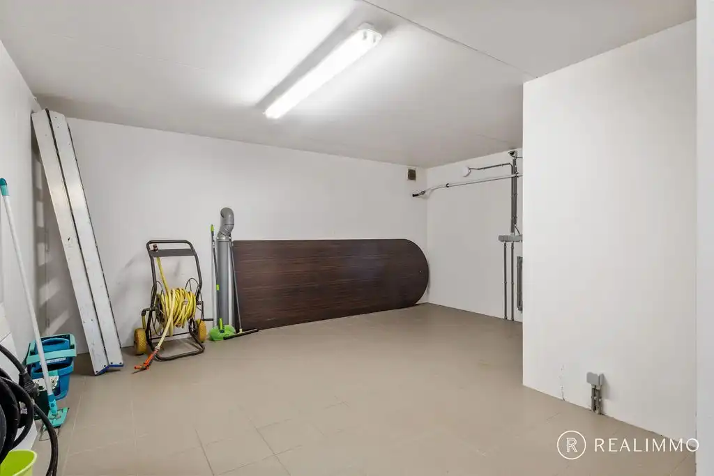 Recente halfopen bebouwing (2017) met tuin, terras en uitweg in rustige wijk foto 6