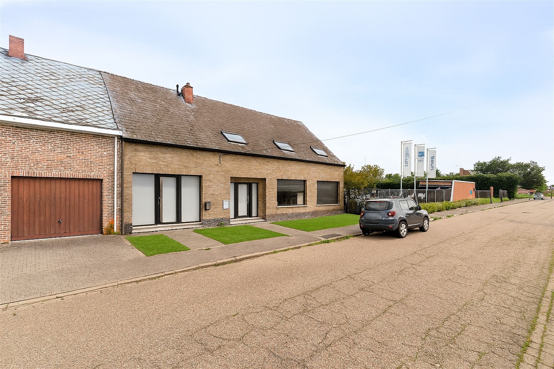 Meergezinswoning bestaande uit 2 app, tuin en dubbele carport foto 2