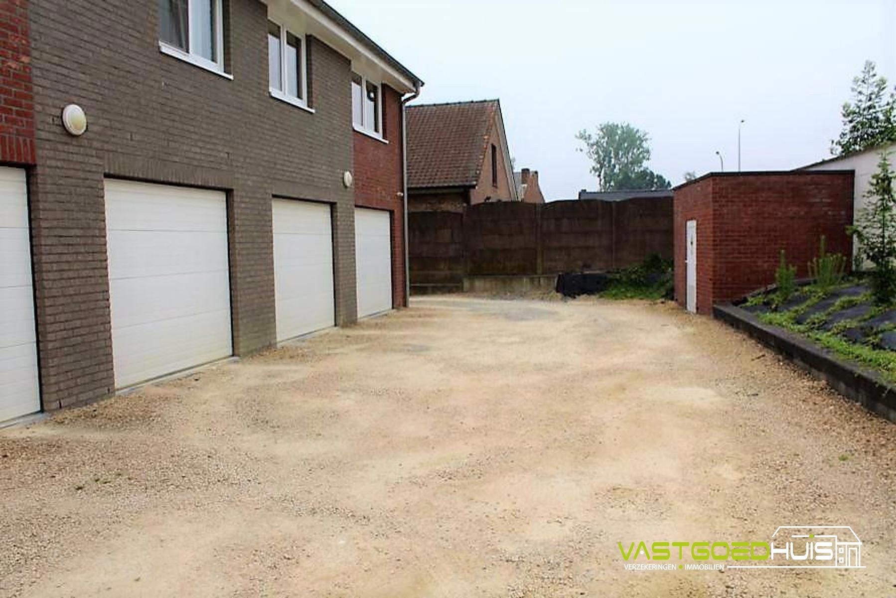 Hedendaags appartement met garage, terras en autostaanplaats foto 19