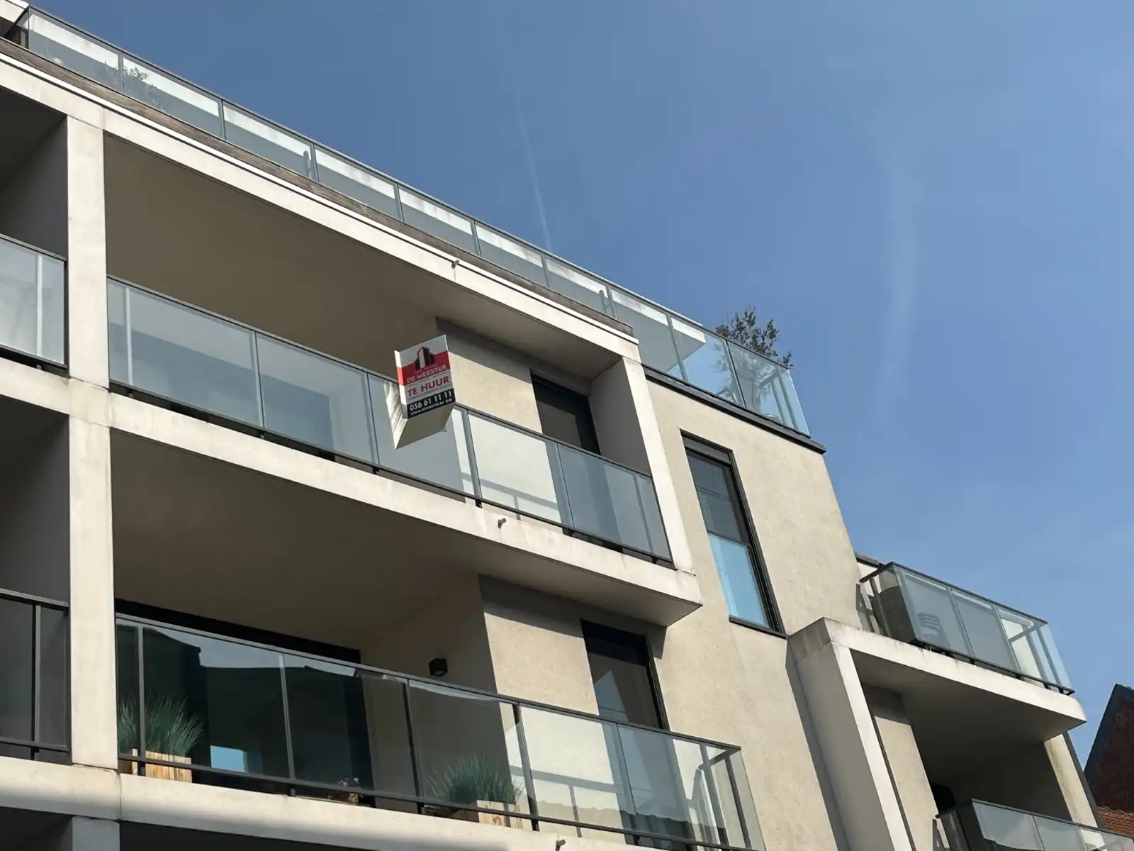 Gezellig en lichtrijk appartement met 2 slaapkamers, terras en staanplaats in hartje Waregem foto {{pictureIndex}}