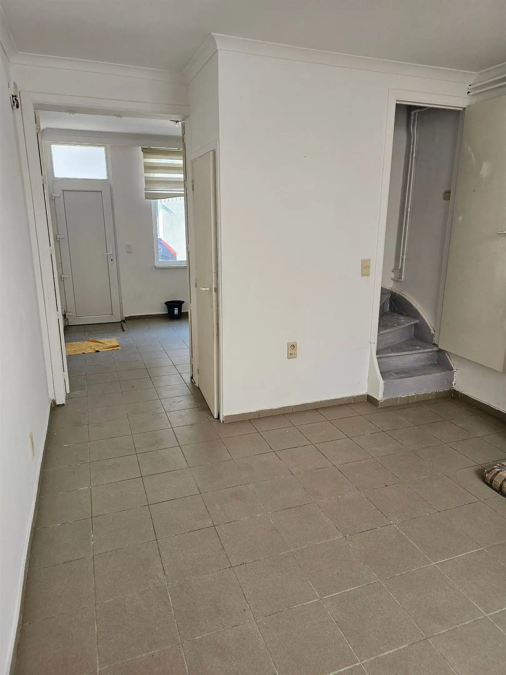 Centraal gelegen, op te frissen rijwoning met 4 slaapkamers. foto 8