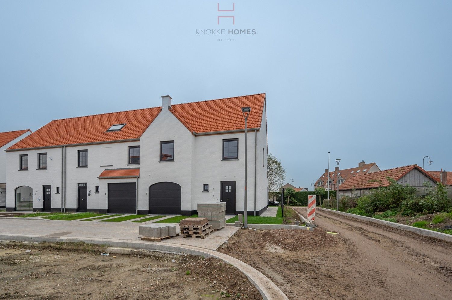 Energiezuinige nieuwbouw 3 gevelwoning met garage en tuintje. foto {{pictureIndex}}