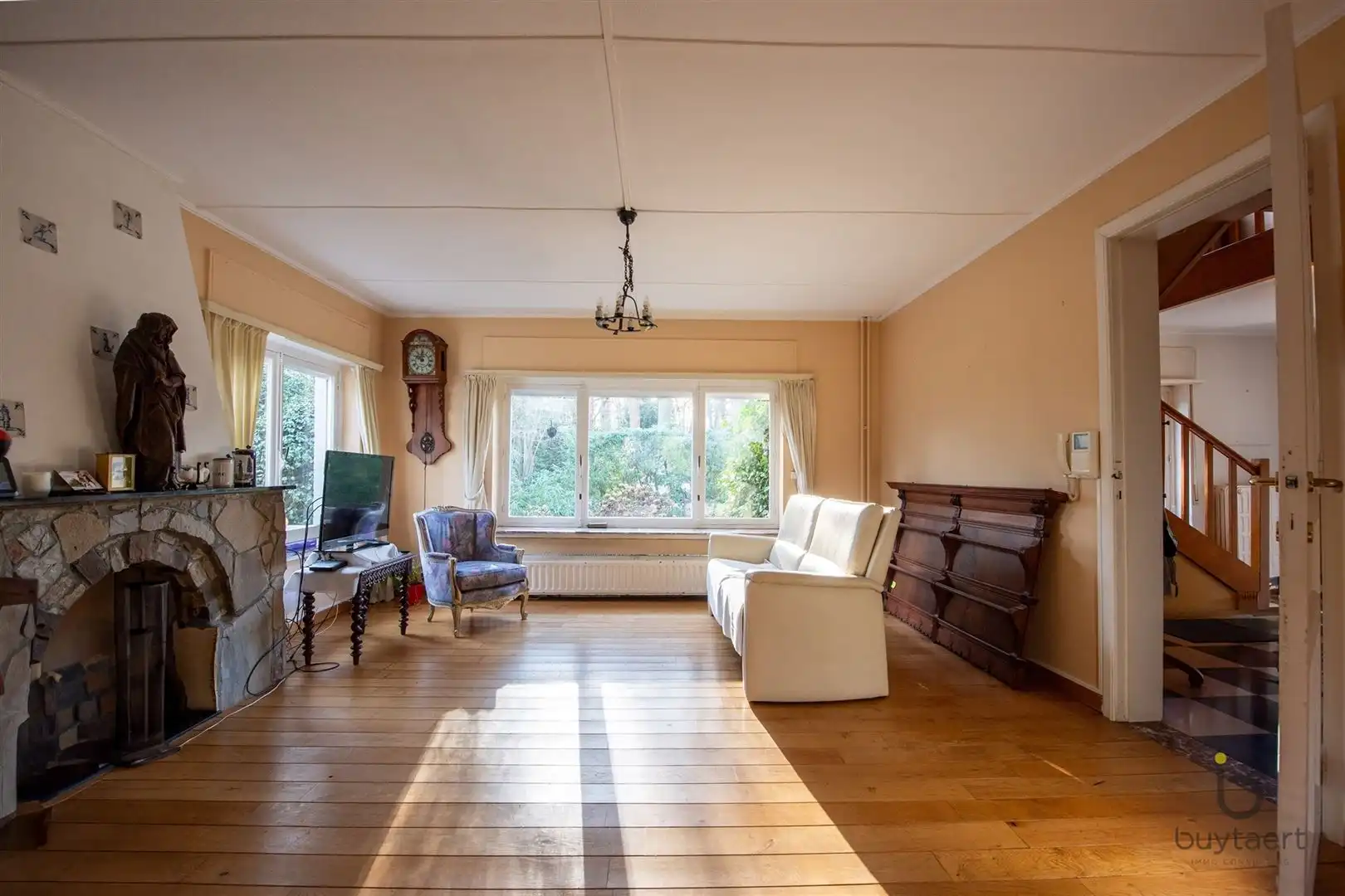 Veel renovatiepotentieel in ruime rustig gelegen familiewoning midden in het groen! foto 12