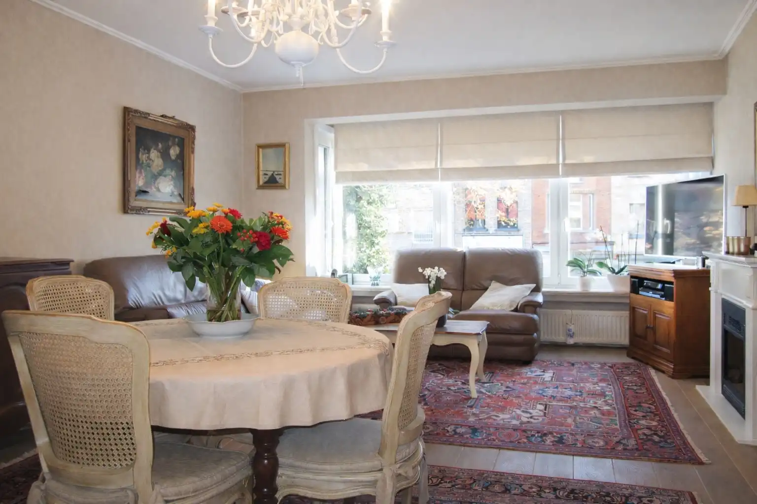 Dit prachtig gerenoveerde appartement uit 2010 is gelegen in het centrum van Zottegem, op de eerste verdieping van een verzorgd gebouw met lift.  foto 6