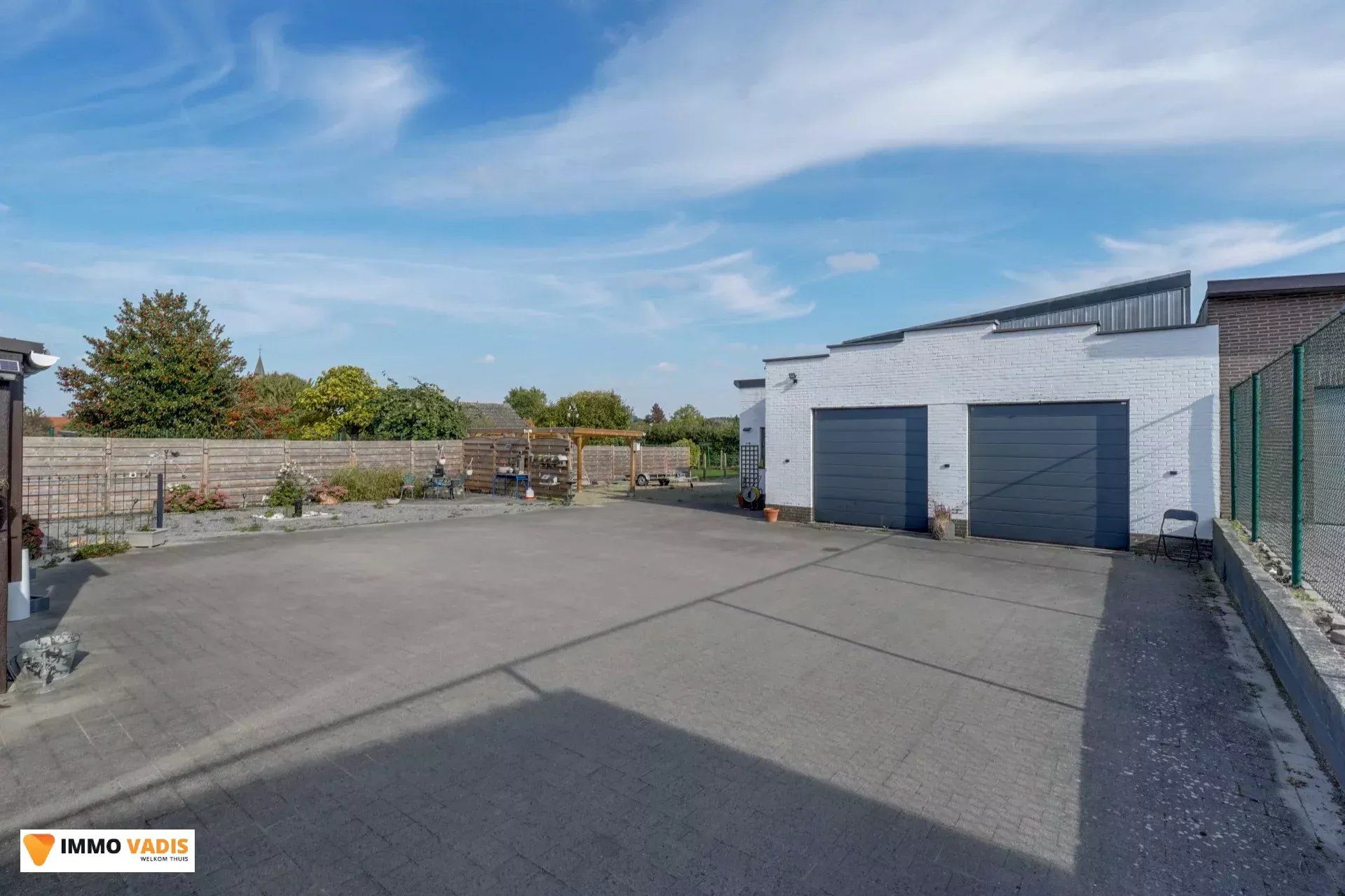 Te koop op lijfrente - Comfortabele villa met drie slaapkamers, twee garages en een magazijn. foto 26