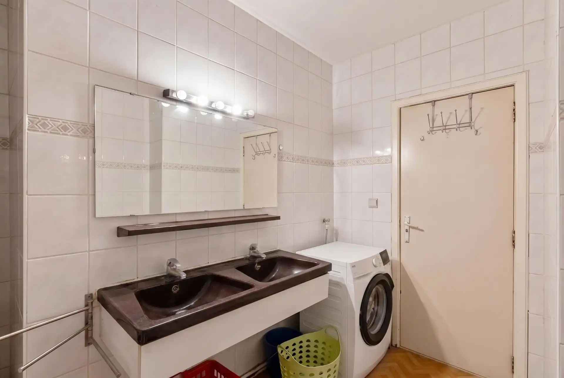 Gelijkvloers handelspand met bovenliggend appartement. foto 19