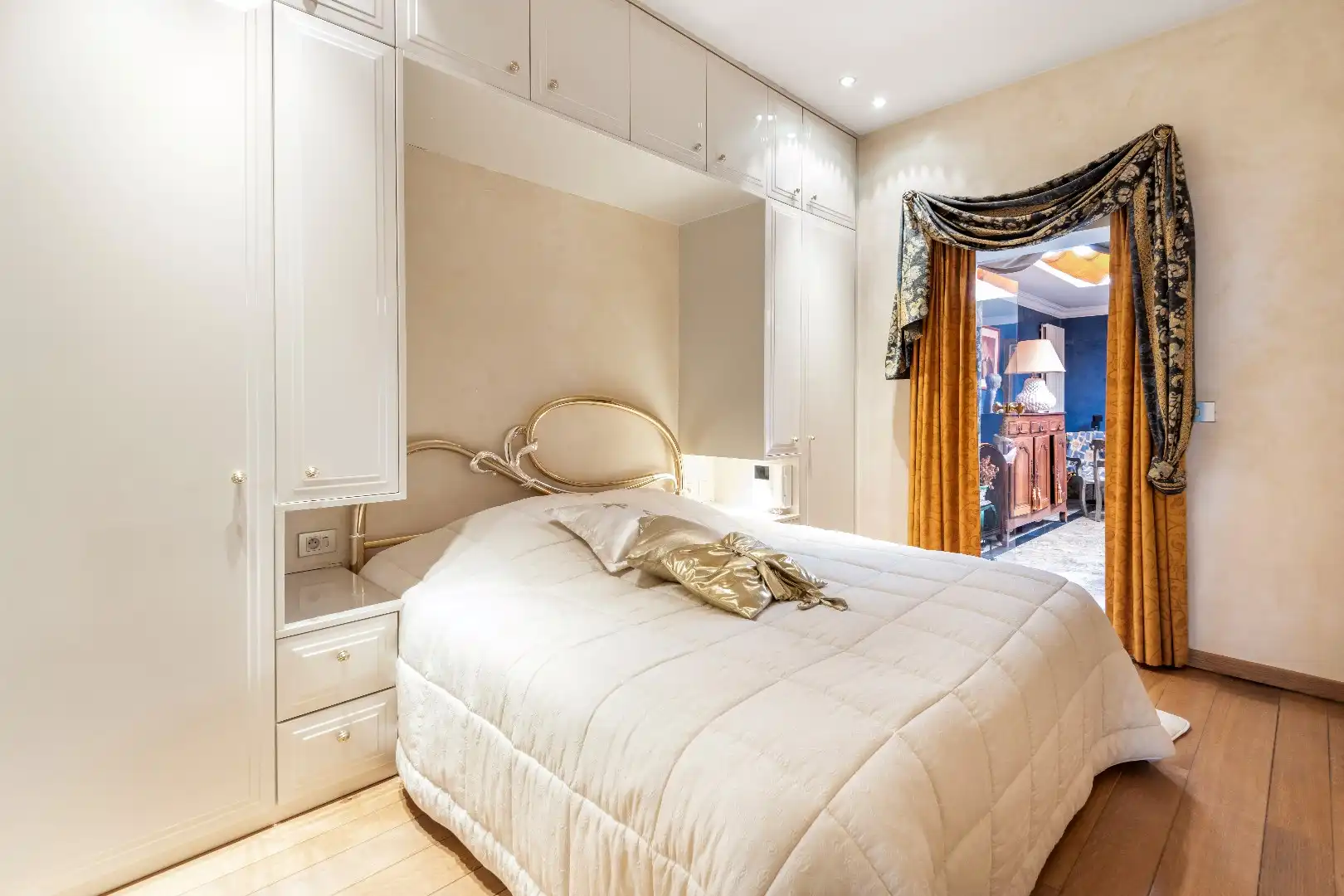 Luxueus ingericht appartement aan de zonnekant van de Dumortierlaan. Parking in het gebouw mgl. foto 11