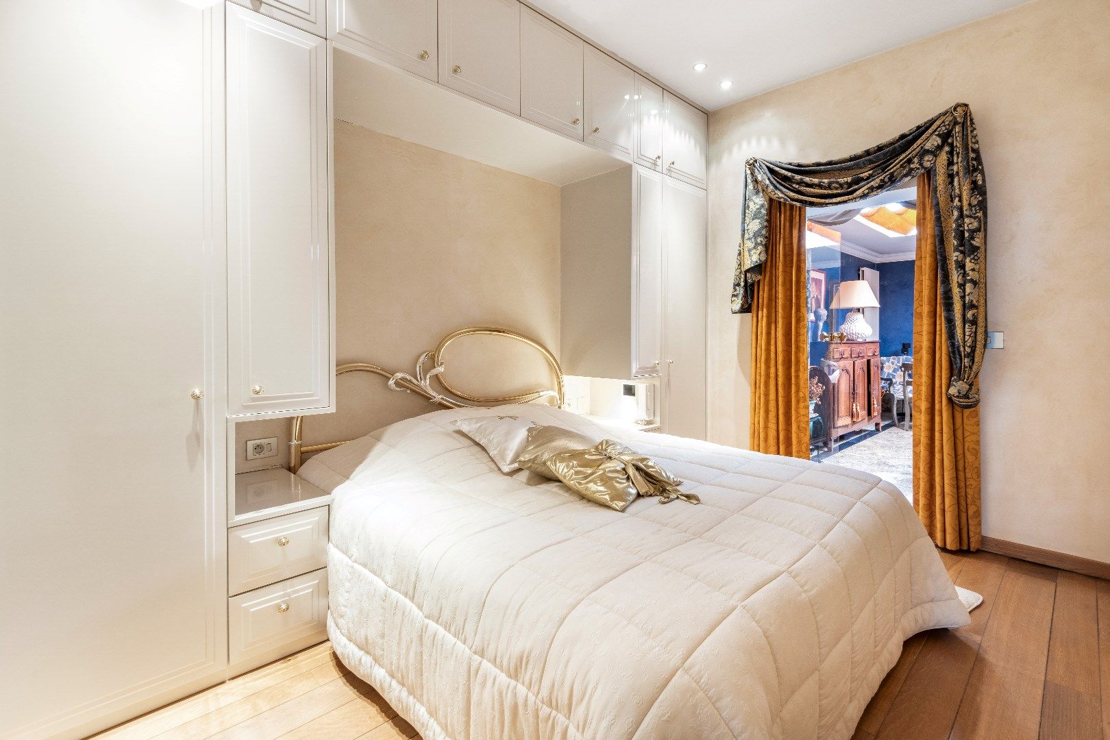 Luxueus ingericht appartement aan de zonnekant van de Dumortierlaan. Parking in het gebouw mgl. foto 11