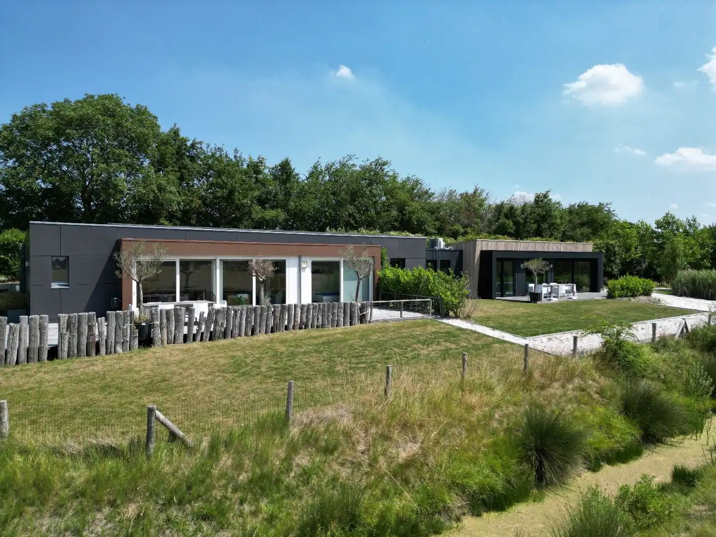 Exclusieve dijkwoning met eigen guesthouse foto 2