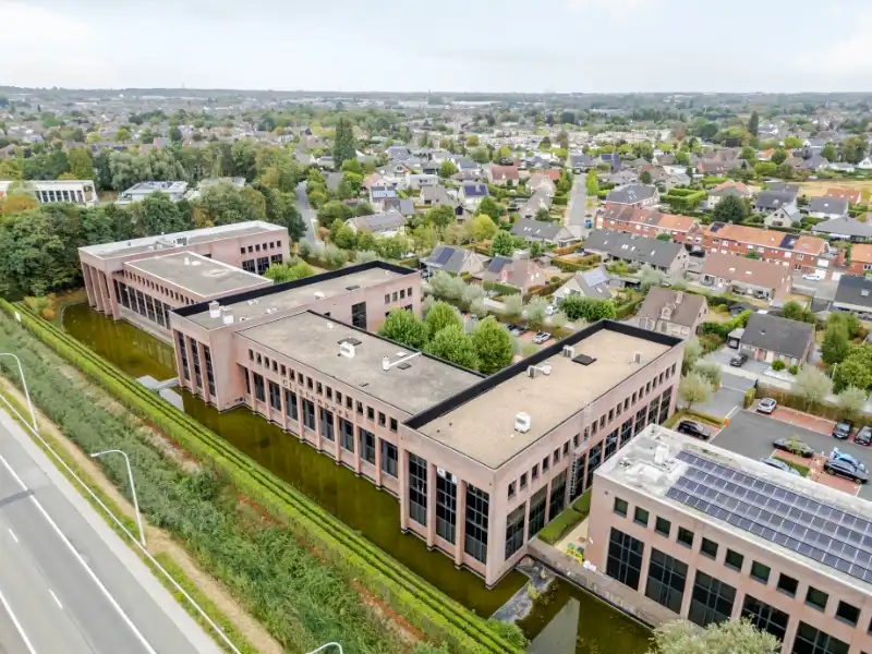 Lichtrijke kantoorruimte te Roeselare foto {{pictureIndex}}