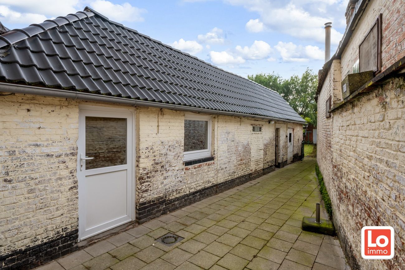 VERKOCHT! Ruime te renoveren woning met een afzonderlijke garage op een toplocatie in het centrum van Beervelde! foto 18